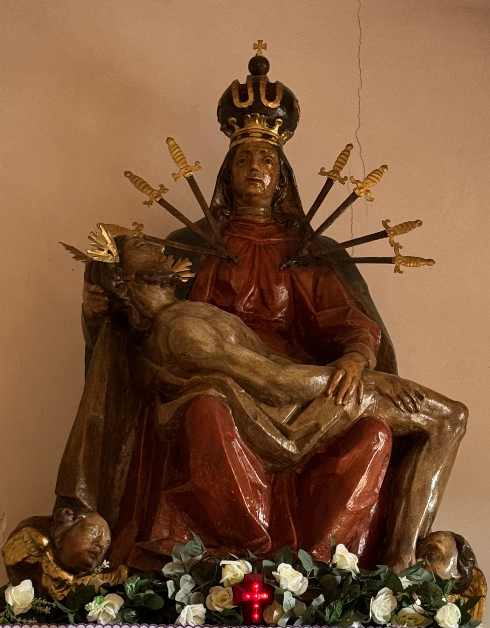 Figura z ołtarza głównego