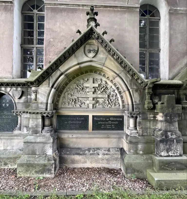 Grób Alfreda von Wietersheim na ścianie kościoła w Bogdanowie